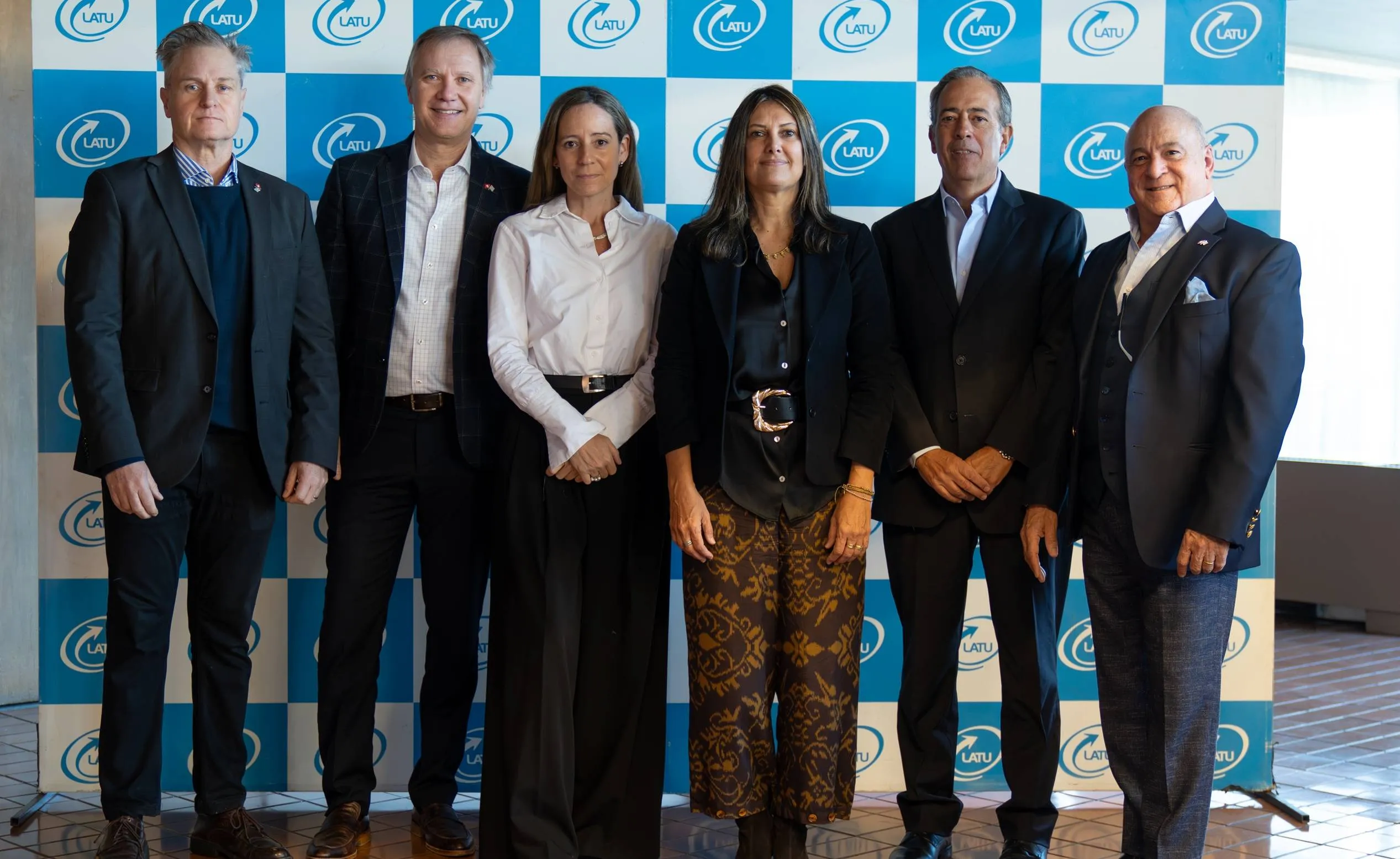 Enrique Schneeberger, director de Lufthansa; Horacio Pintos, socio de la Consultora Suizo-Uruguaya; Agustina Navarro, corporate affairs de Roche; Carolina Bellenda, presidenta de la Cámara de Comercio Suizo-Uruguaya y gerenta de ESG, Productos y Marketing de Banque Heritage; Guzmán Etcheverry, CEO de Julius Baer; y Daniel Pomies, CEO de Valmont.