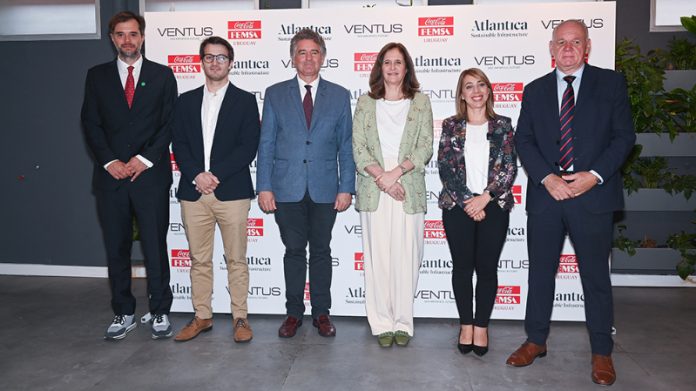 Francis Raquet, Director de Ventus; Juan Ignacio Morán, Country Manager de Atlántica Uruguay; Gerardo Amarilla, subsecretario del Ministerio de Ambiente; Elisa Facio, ministra de Industria; Nuria Varela, directora de Operaciones de Coca-Cola FEMSA Uruguay; Walter Verri, subsecretario del Ministerio de Industria.